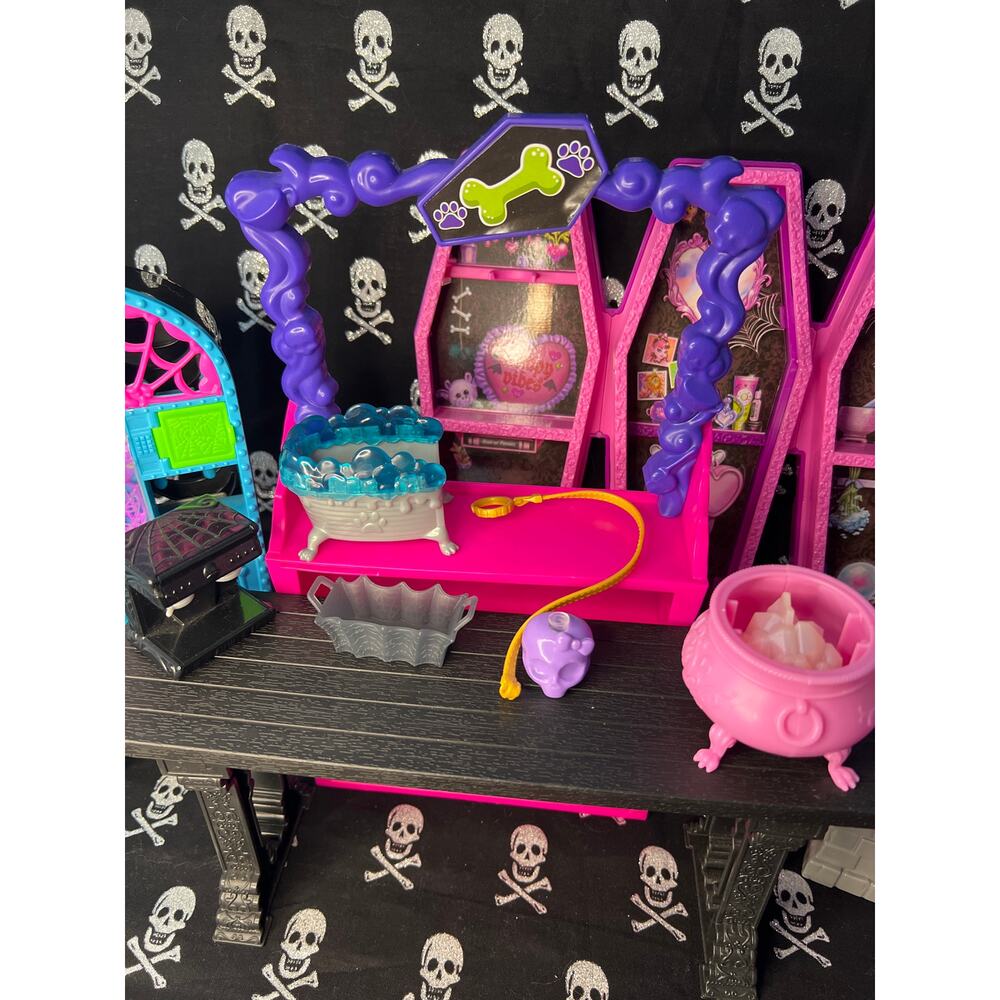 Monster High Large Lot of Mixed Playset Parts and Furniture - Picture 4 of 10